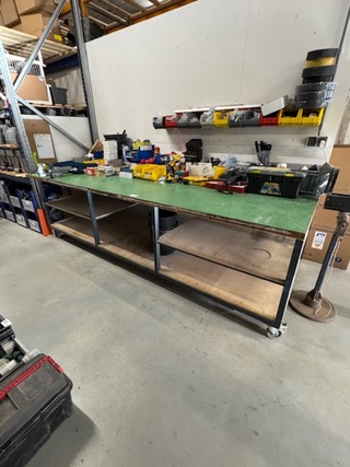 Werkbank met bankschroef, verrijdbaar