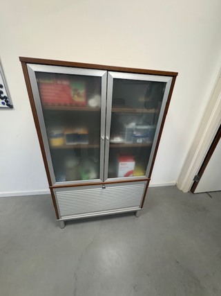 Kast met inhoud diversen