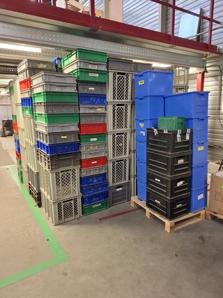 Partij kunststof kratten in diverse maten