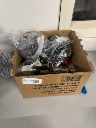 Doos installatiemateriaal, O.a: Geberit