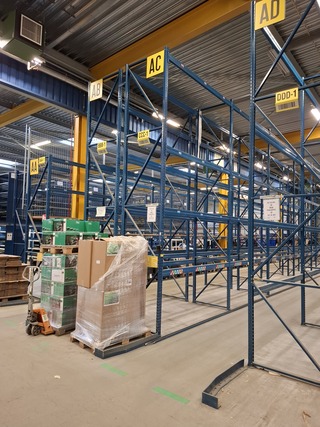 Partij palletstelling met gangpad geleiding