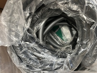 Partij stofzuigerslangen en stofzuigerzakken