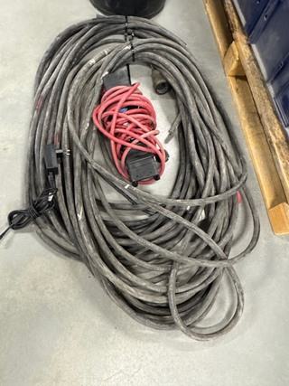 Diverse kabel en krachtstroomstekkers