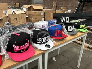 Ca. 500x Diverse snapback petten