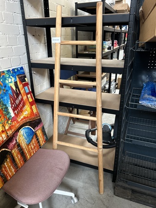 2x Decoratie w.o. schilderij, 1x stoel