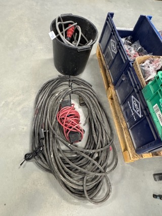 Diverse kabel en krachtstroomstekkers