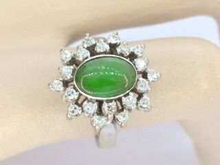 Witgouden ring met diamanten en een groene edelsteen