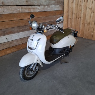 Scooter, AGM, V641 | IVA, Wit, 2017