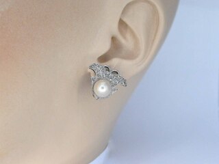 Witgouden oorclips met diamant en parels in vlindervorm