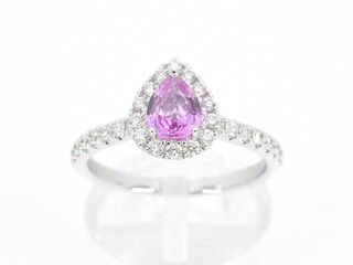 Witgouden entourage ring met een roze saffier