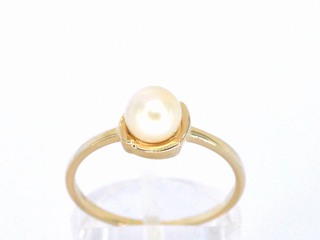 Gouden ring met een parel