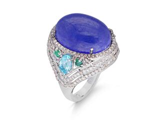 Grote ovaal gevormde ring met een tanzaniet, topazen, smaragden en nat