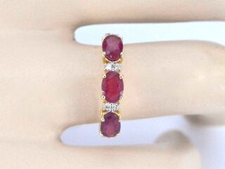 Gouden ring met diamanten en robijn