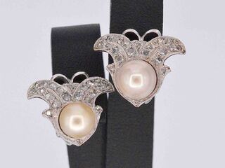 Witgouden oorclips met diamant en parels in vlindervorm
