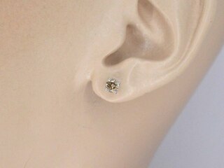 Witgouden solitair oorbellen met cognac diamanten