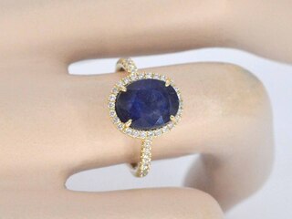 Gouden entourage ring met diamanten en saffier