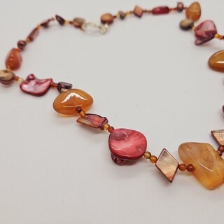 Collier zoetwater parels, gepolijst parelmoer en natuursteen