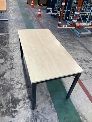 Tafel, lichte kleur hout