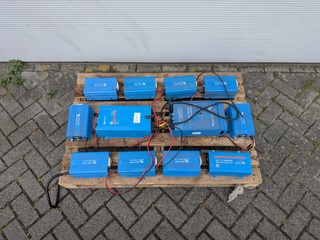 Ca. 12x Acculaders en omvormers, Victron Energy