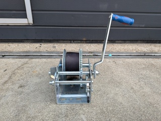 Handlier met ratelhendel, Jun Kaung, W06-525A, 2024