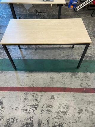 Tafel, lichte kleur hout