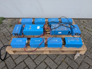 Ca. 12x Acculaders en omvormers, Victron Energy