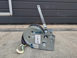 Handlier met ratelhendel, Jun Kaung, W06-525A, 2024