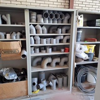 4x Stellingkast met divers pvc hulpstukken