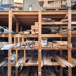 Partij houten planken en latten in 7x vak