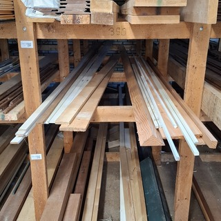 Partij houten planken en latten in 7x vak