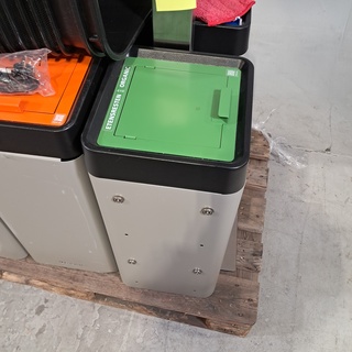 5x Desinfectiezuil, 6x afvalbak en 10x papierbak, O.a. Ecosmart