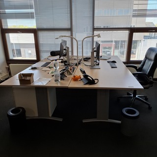 2x Bureau met bureaustoel en 3x ladeblok
