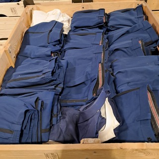 Partij broeken, overhemden en diverse kleding