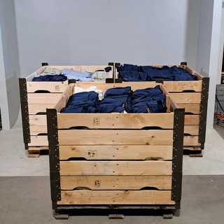 Partij broeken, overhemden en diverse kleding