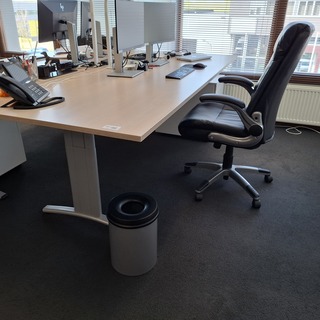 2x Bureau met bureaustoel en 3x ladeblok