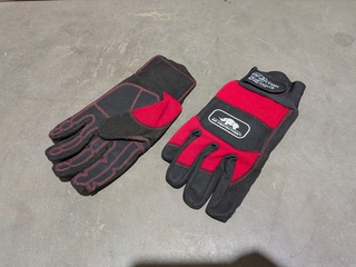 Partij kettingzaaghandschoenen, O.a. SIP