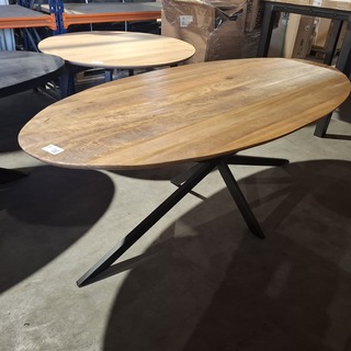 Ovale Tafel, Starfurn, 2025