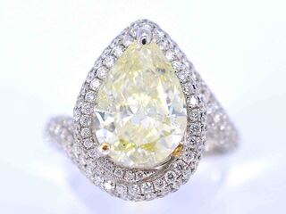 Witgouden bijzondere diamanten ring met een pear shape diamant van 3.0
