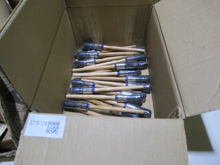 Ca. 21 kwasten en doos afplakpapier met plakrand Elma/Calliffeti