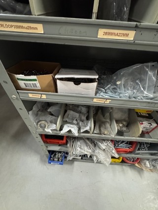 Voorraadkast met ijzerwaren