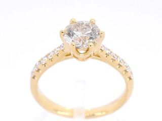 Gouden ring met één grote diamant