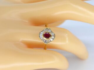 Geelgouden ring met robijn omringd door diamanten