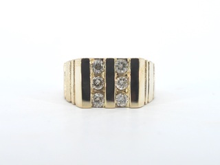 Gouden ring met natuurlijke diamanten