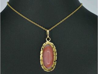 Gouden hanger met edelsteen