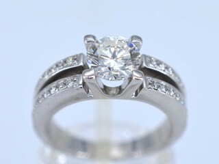 Witgouden ring met diamanten en een centrale diamant van 1.02 carat.