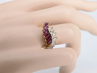 Geelgouden slagring met diamant en robijn