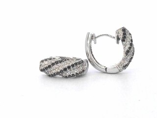 Witgouden creolen met wit en zwarte diamanten