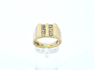 Gouden ring met natuurlijke diamanten
