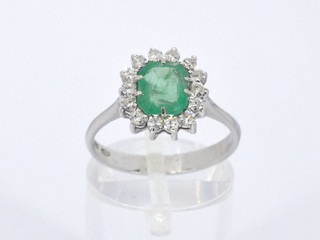 Gouden ring met de hand gemaakt met diamanten en hoge kwaliteit smarag