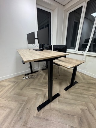 2x Elektrische zit-sta bureau